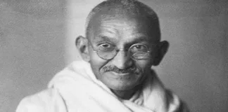 10 Lines About Mahatma Gandhi in Hindi