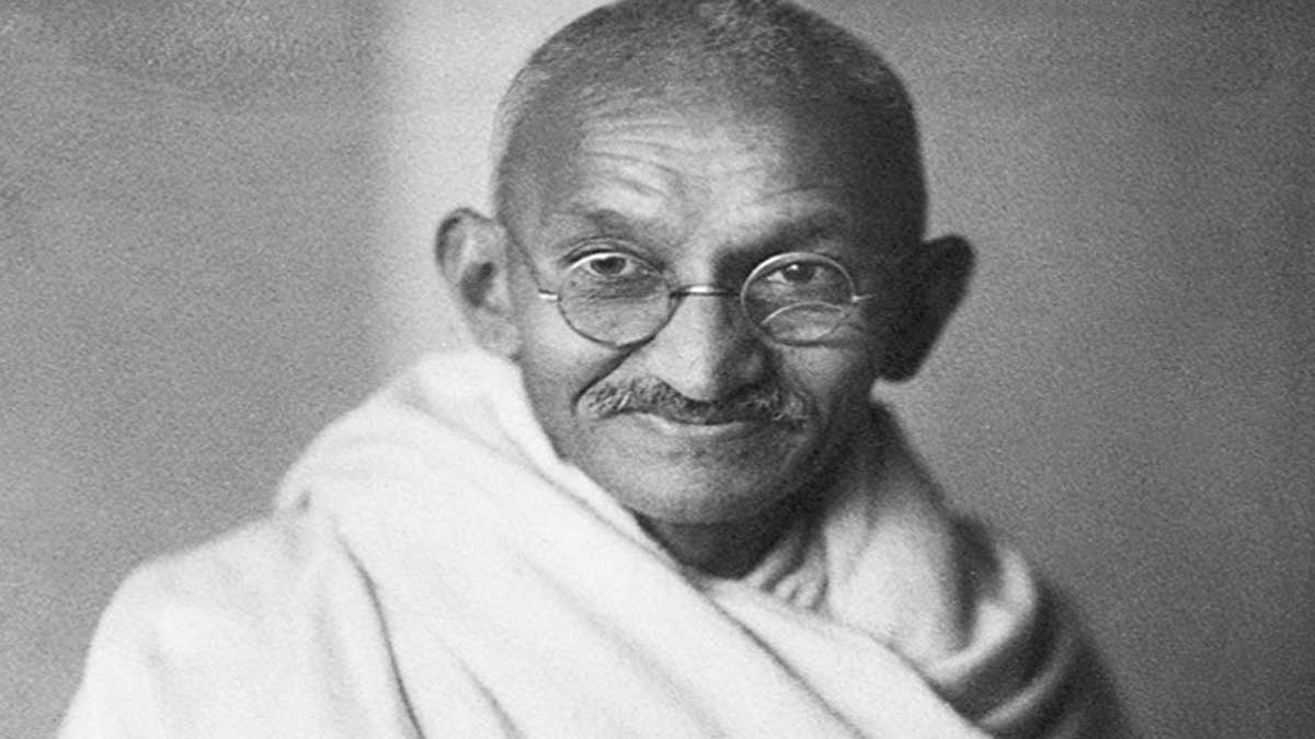 10 Lines About Mahatma Gandhi in Hindi